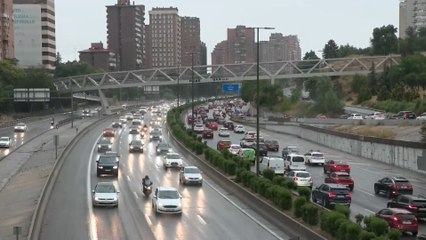 Lunes de diluvio, atascos y retrasos en los transportes públicos de Madrid por culpa de la DANA