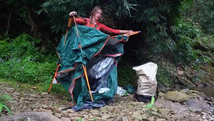 SOLO CAMPING GIRL SWIM TO CATCH SHRIMP FOR COOKING IN THE WILD