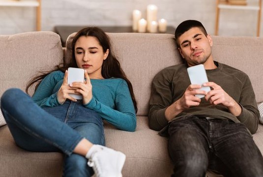 Mon téléphone empiète sur ma vie de couple : 3 conseils pour m'en détacher