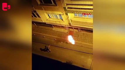 Kaldırımı tinerle yakıp, taş ve sopalarla daireye saldırdı