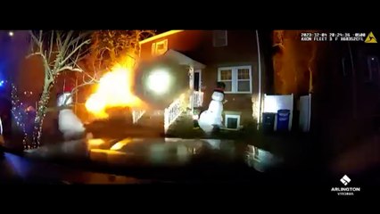 Tremenda explosión de la casa de un hombre en el momento en que iba a ser detenido por disparar bengalas contra un colegio