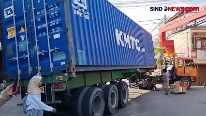 Diduga Kelebihan Muatan, Truk Kontainer Nyaris Terguling Tutup Jalan Masuk Pelabuhan Muara Baru
