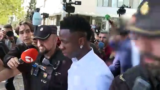 Ocho meses de prisión para tres hinchas del Valencia por los insultos racistas contra Vinícius