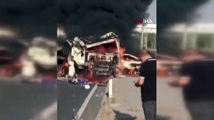 İzmir'de kaza yapan 3 araç küle döndü