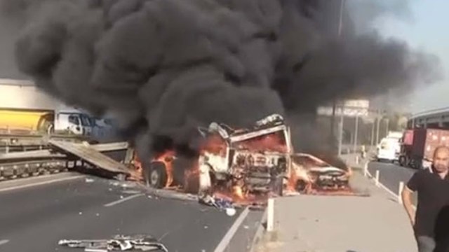 İzmir'de zincirleme kaza! Araçlar alev topuna döndü