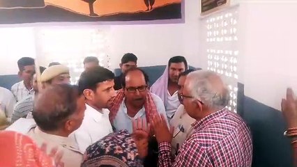 जनता ने पकड़ा अधिकारियों को अगल-बगल झांकने लगे अधिकारी