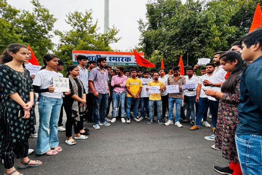 नीट को लेकर अब एबीवीपी सड़कों पर उतरी, किया विरोध प्रदर्शन