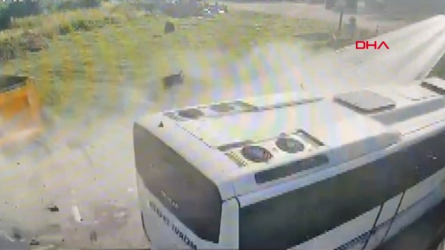 İşçi servisi ile TIR kafa kafaya çarpıştı! 27 kişinin yaralandığı kaza anı kamerada