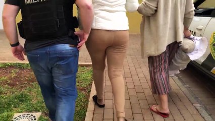 De mãos dadas, duas mulheres são presas com maconha