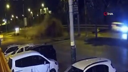 Otomobilin ikiye ayrıldığı kazanın güvenlik kamerası görüntüleri ortaya çıktı