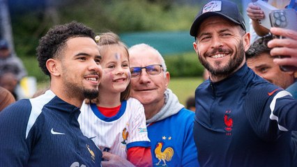 Selfies et dédicaces avec les Bleus