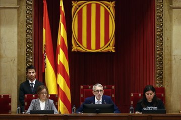 Agustí Colomines omet Forcadell i Torrent en la salutació inicial i irrita ERC