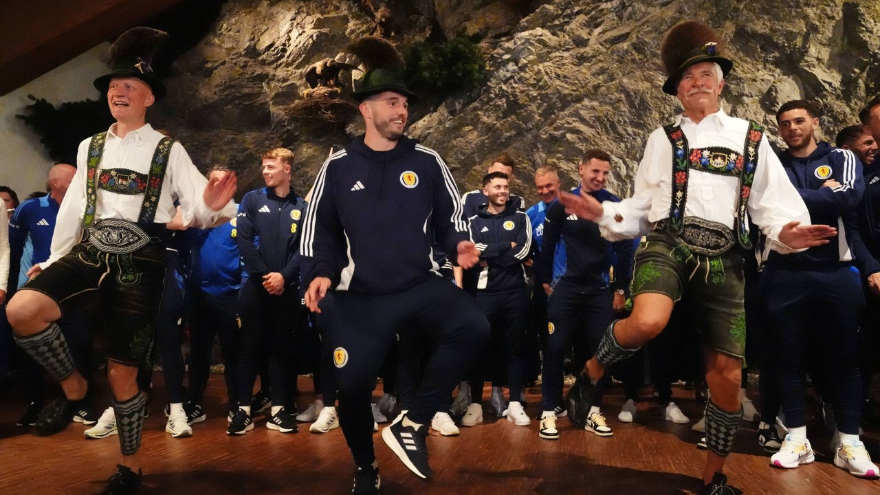 Schuhplattler meets Dudelsack: Schotten im EM-Lager begrüßt