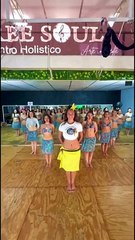 セクシーな女の子が腰を振る