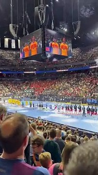 Max Svensson, jugador del RCD Espanyol, celebra la Champions del Barça de balonmano