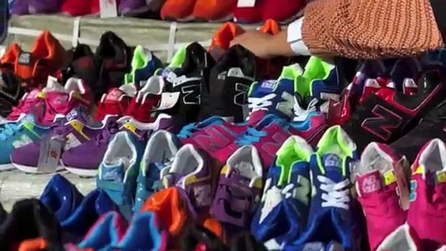La Aduana entrega zapatillas para donar