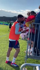 Mikel Merino se para a firmar a los aficionados