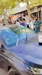 सरेआम युवक को कुचलने का प्रयास, दोनों पैर में गोली मारी