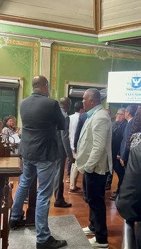 Vereadores baianos protagonizam confusão durante sessão na CMS; assista