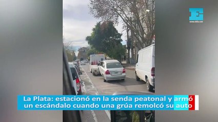 La Plata: estacionó en la senda peatonal y armó un escándalo cuando una grúa remolcó su auto