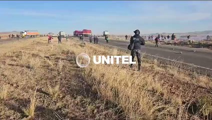 Policía gasifica a transportistas que instalaron un bloqueo en la doble vía La Paz - Oruro por la falta de dólares y combustible