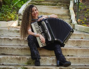 Sucesso em todo Brasil, cantora cajazeirense Bella Raiane lançará música nova para São João 2024