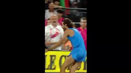 Europei di atletica, Gianmarco Tamberi vola nel salto in alto e corre sotto la curva a baciare la moglie Chiara