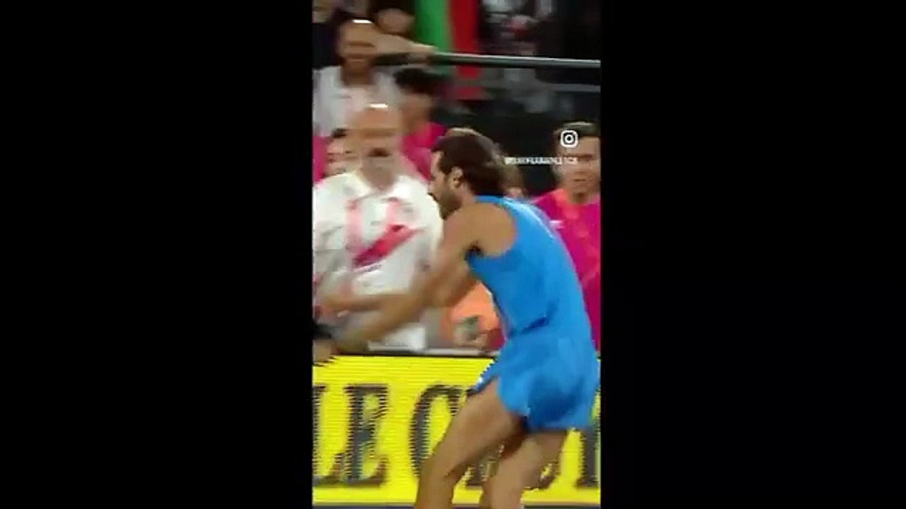 Europei di atletica, Gianmarco Tamberi vola nel salto in alto e corre sotto la curva a baciare la moglie Chiara