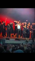Captan momento exacto en que Peso Pluma se accidenta en pleno concierto