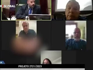 Eski belediye başkanının toplantıya tuvaletten bağlandığı anlar kahkaha attırdı