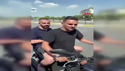 Télécharger la video: Kadıköy'de içinde hasta olduğuna inanmadıkları ambulansın önünü kesip kontrol ettiler