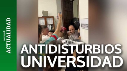 Los antidisturbios desalojan a estudiantes pro Palestina que habían ocupado el decanato de Filología de la Universidad de Sevilla