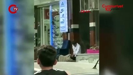 O anlar kamerada... Silahlı saldırganı etkisiz hale getirdi!