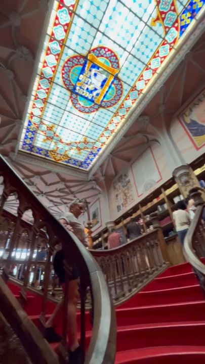 LA PLUS INCROYABLE architecture dans la Librairie Lello à Porto