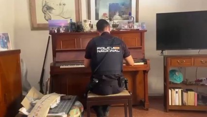 Un agente usa el piano para calmar a una anciana tras un intento de robo