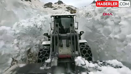 Yüksekova'da 6 metreyi aşan kar kalınlığındaki askeri üs bölge yolu temizleniyor