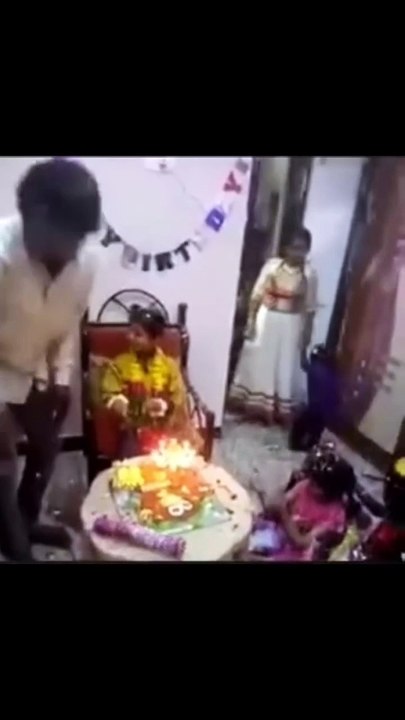 جب موم بتی جل رہی ہو تو اس کے قریب کسی بھی قسم کے سپرے نہ کریں اس سے آگ کا شعلہ مزید پھیل جاتا ہے اور بالوں کو آگ لگ سکتی ہے ۔ برتھ ڈے پر اکثر لوگ اس طرح کے سفید سپرے کرتے ہیں ۔ احتیاط ضروری ہے