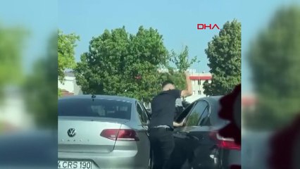 Önünü kestiği otomobilin sürücüsüne bıçakla saldırdı