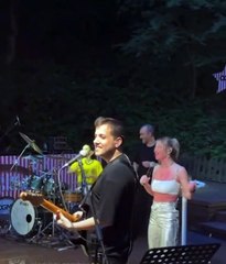 Afra Saraçoğlu dansıyla hem kendinden geçti hem kendinden geçirdi