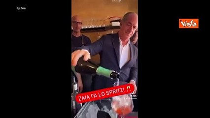 Zaia prepara uno spritz: miscela prosecco e bitter con maestria in un video diventato virale sui social network