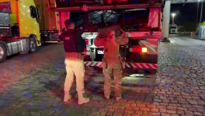 Motorista 'fecha' viatura da PRF em rodovia e agentes encontram 1,5 tonelada de maconha em caminhão