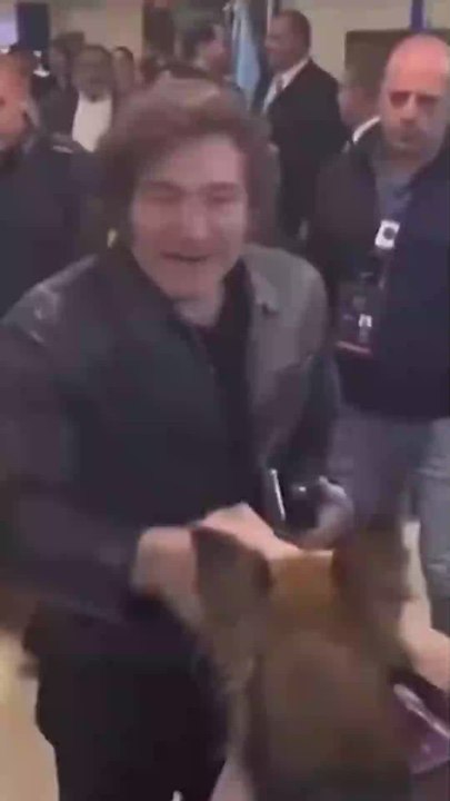 UN PERRO muerde a MILEI