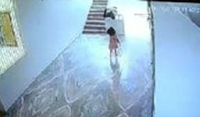 खेलते हुए तीसरी मंजिल से गिरी बच्ची, गंभीर घायल