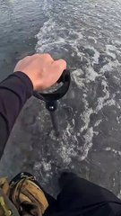 Caçador de tesouros encontra iPhone enterrado na praia em Balneário Camboriú; VÍDEO