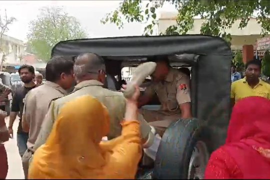 लिफ्ट में महिलाओं से छेड़छाड़ करना युवक को पड़ा भारी, चप्पलों से की धुनाई