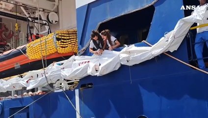 La Geo Barents a Genova, sui sacchi bianchi la scritta "Europe how many more?"