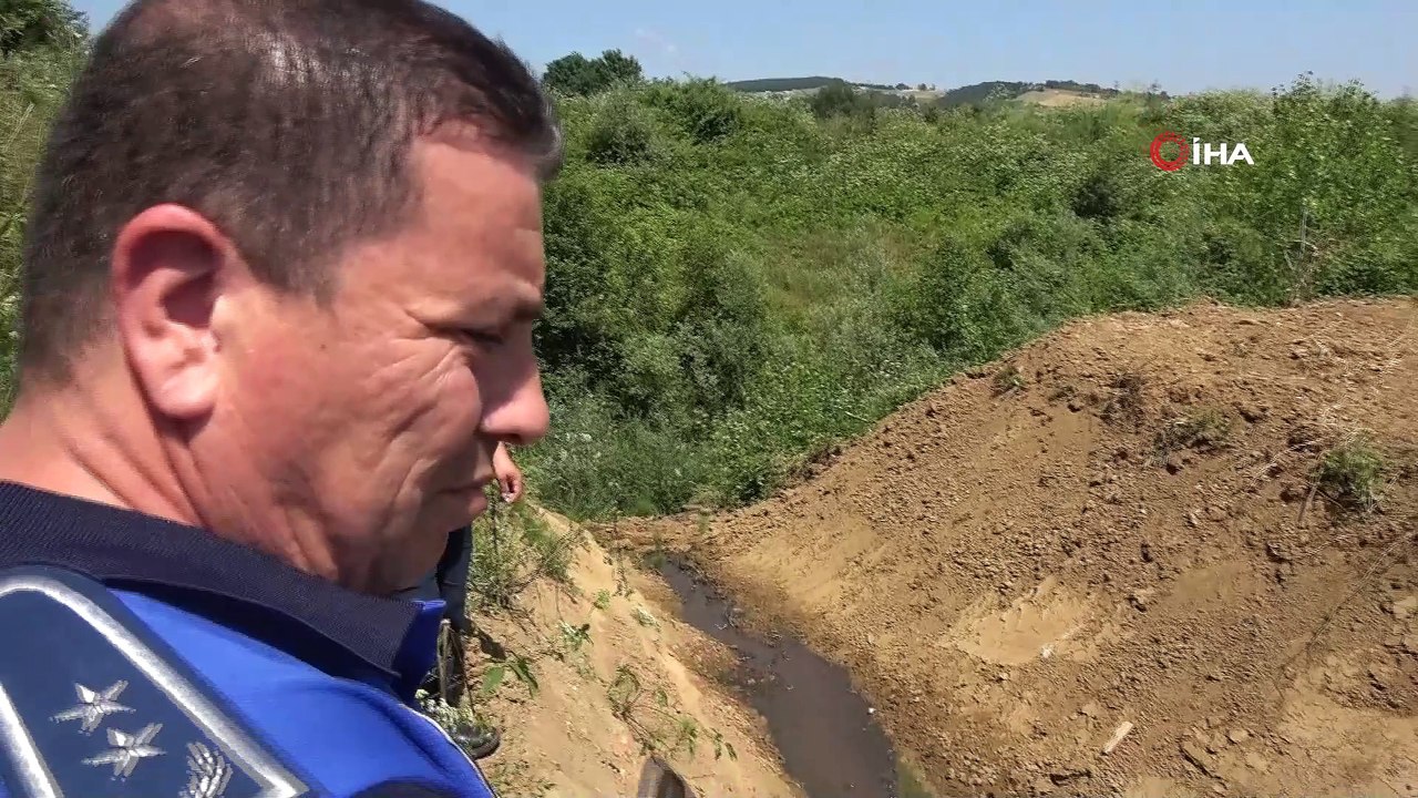 Yağmur suyu kanalından dereye gübre akıyor