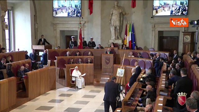 Papa Francesco in Campidoglio: Roma sia al servizio di tutti. Per Giubileo porta santa in un carcere