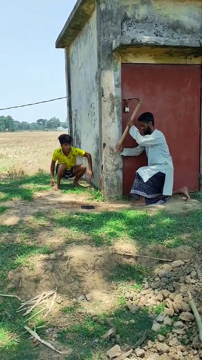 लड़का मोबाइल पकड़ लेगा और लड़का-लो मारता है