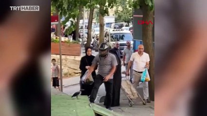 Kargaların saldırısından motosiklet kaskıyla korunmaya çalıştı